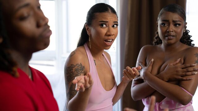 Черные телочки разделили большой крепкий хуй